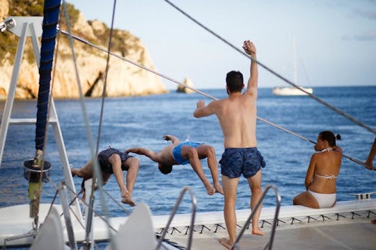 Paseo en catamarán de medio día desde Altea con barbacoa
