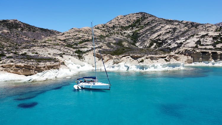 Private cruise to Milos on Diamond V sailboat