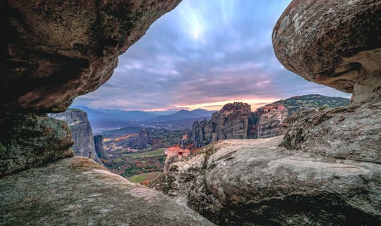 Randonnée au coucher du soleil vers les grottes secrètes des Météores depuis Kalambaka