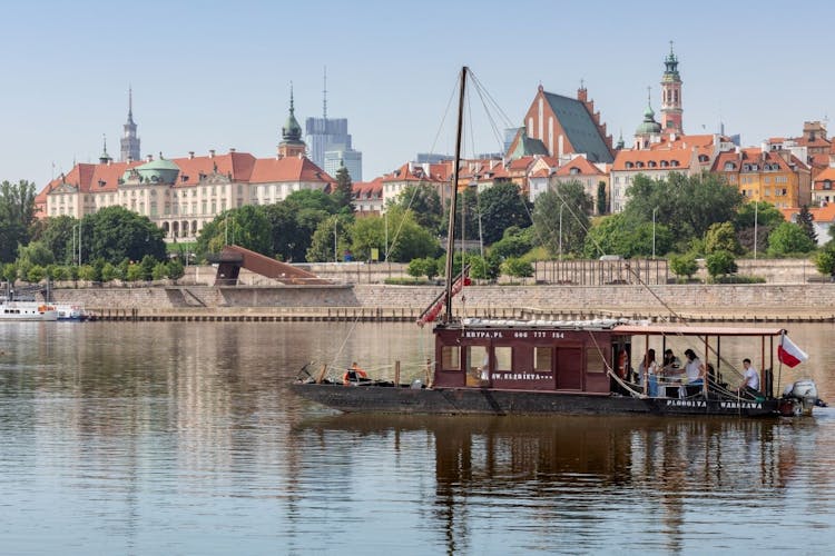 Sightseeing cruise along the River Vistula in Warsaw