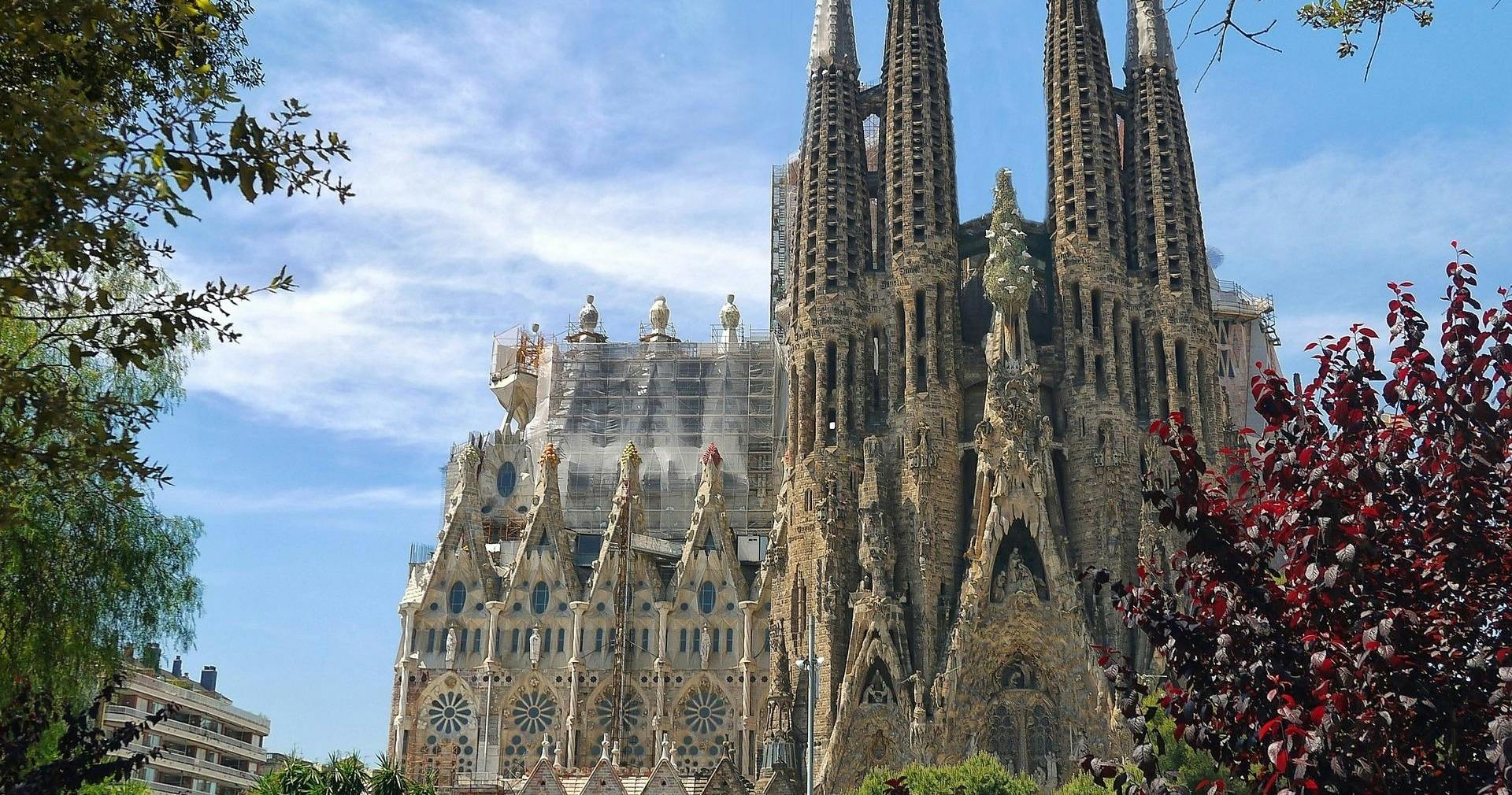 Sagrada Familian opastettu kierros sisältäen pääsyn torneihin