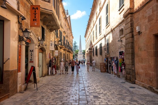 Tour a pie por Ciutadella con compras y Casa Olivar