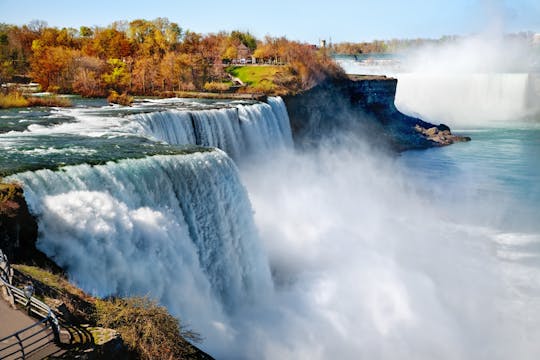 Niagara Falls-tour met kaartjes voor de Cave of the Winds en een ervaren gids