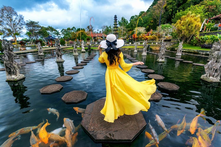 Bali Private Tour; Lempuyang Temple, Tirta Gangga , Tukad Cepung Waterfall