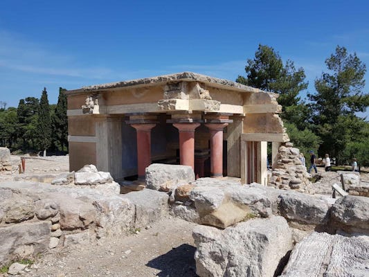 Palacio minoico de Knossos y pueblo de cerámica de montaña