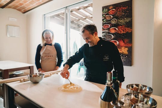 Clase de cocina de lasaña y postres con cena.