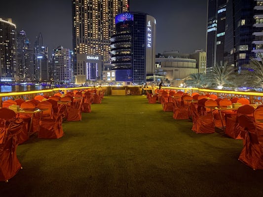 Rejs z kolacją cesarzowej dau po oceanie w Dubaju
