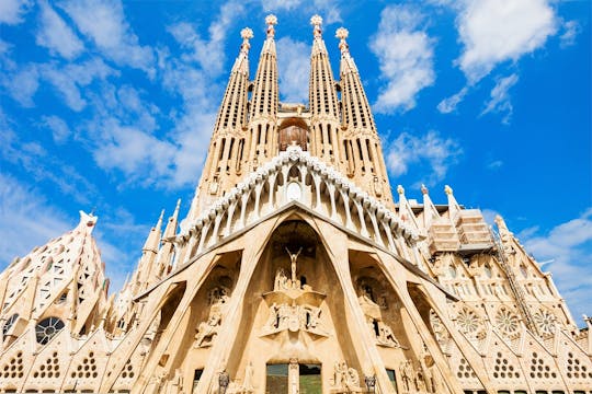 Fast access to the Sagrada Familia and Park Güell with transfer