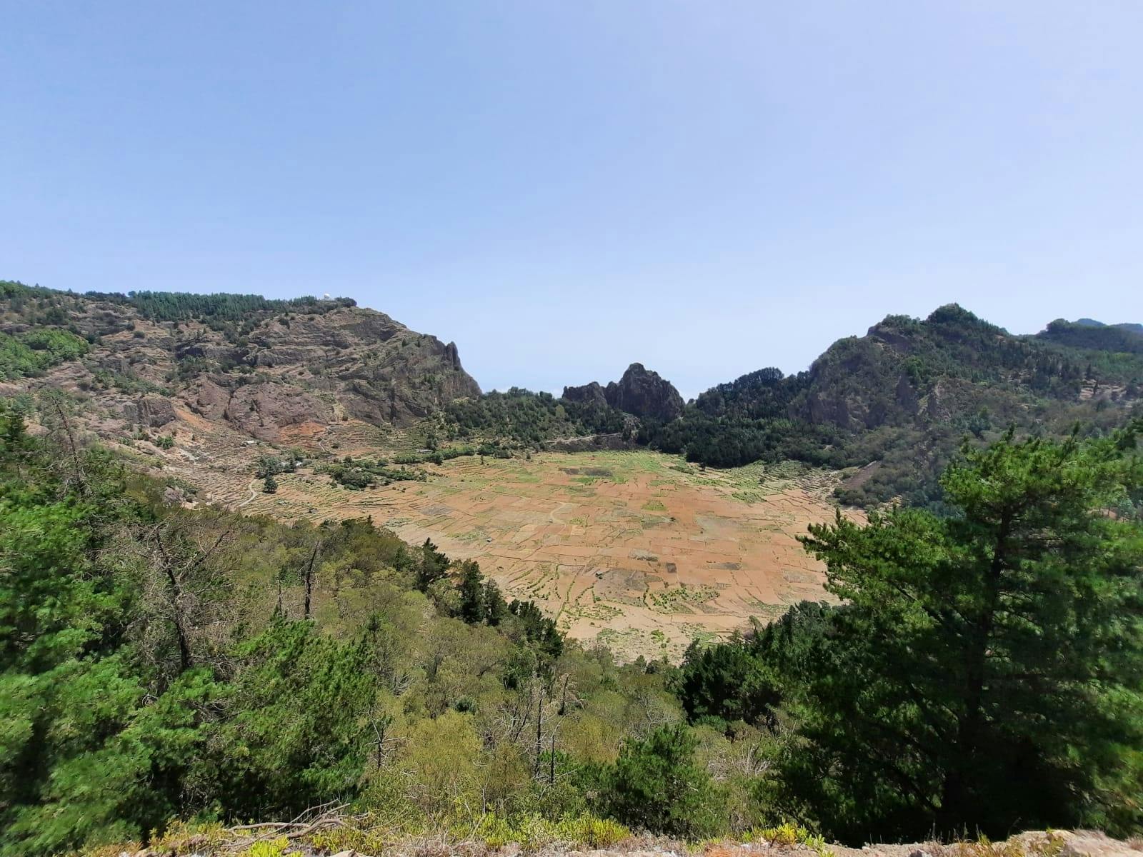 Randonnée guidée du cratère du volcan Cova à la vallée verte de Paul à Santo Antão