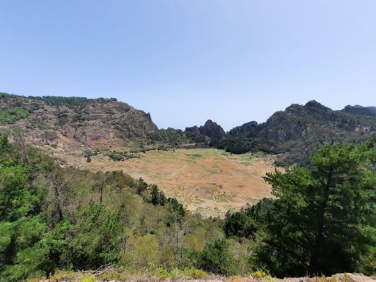 Randonnée guidée du cratère du volcan Cova à la vallée verte de Paul à Santo Antão