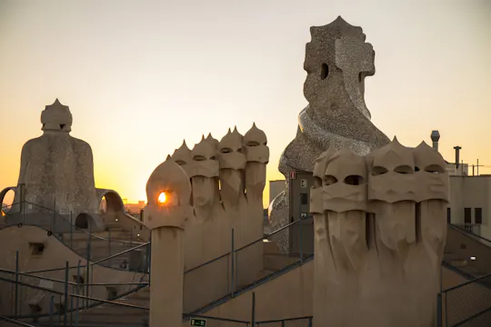 La Pedrera o wschodzie słońca