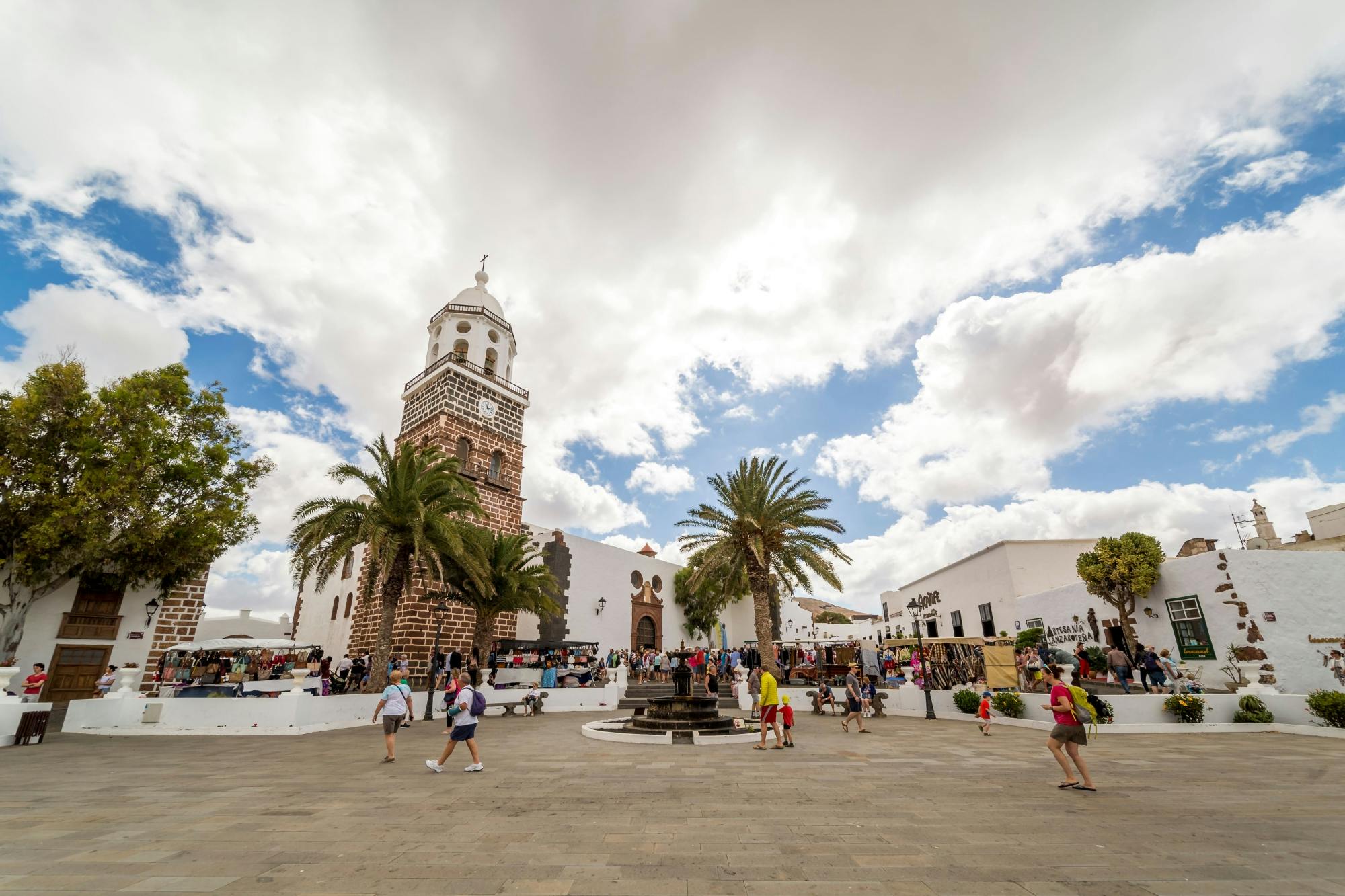 Teguise Sunday Market and LagOmar Visit