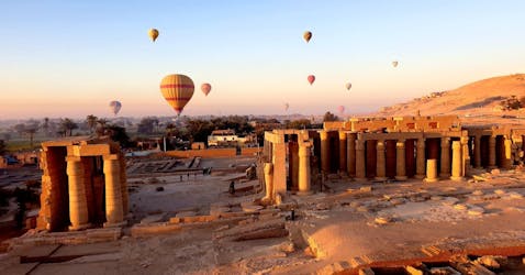 Tour notturno alle attrazioni di Luxor con esperienza in mongolfiera da Hurghada