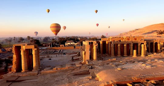 Excursão noturna aos destaques de Luxor com experiência em balão de ar quente saindo de Hurghada