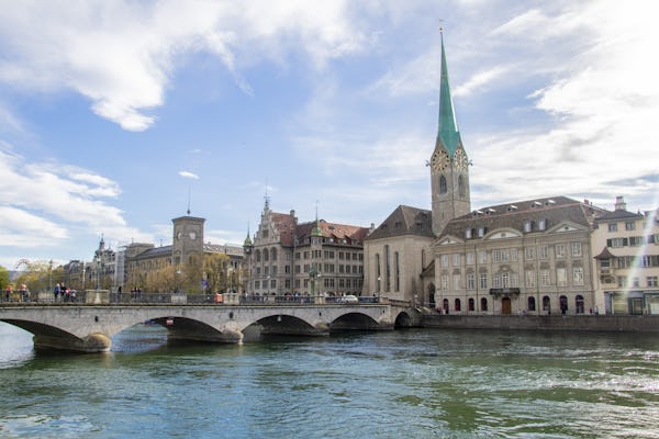 Visite d'introduction de Zurich guidée par un local avec promenade en bateau et en funiculaire