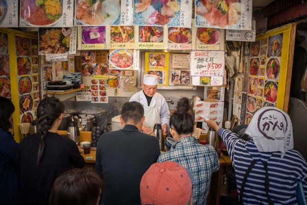 In mattinata visita guidata al mercato del pesce di Tsukiji con colazione