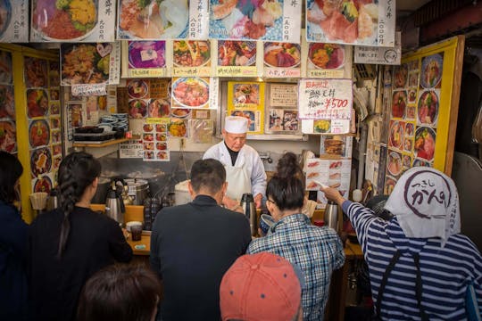 Am Morgen geführte Tour zum Tsukiji-Fischmarkt mit Frühstück