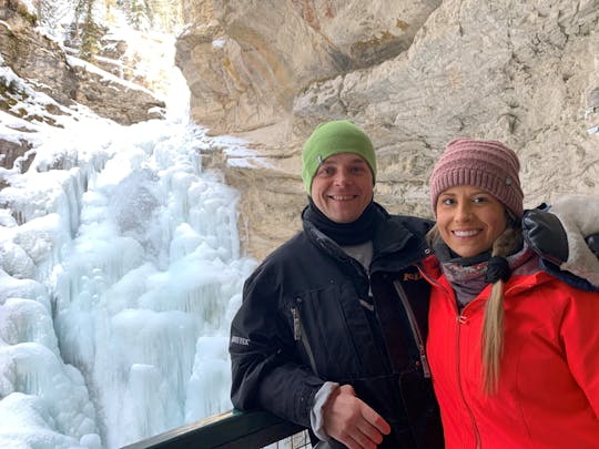 Experiencia de caminata sobre hielo en Johnston Canyon