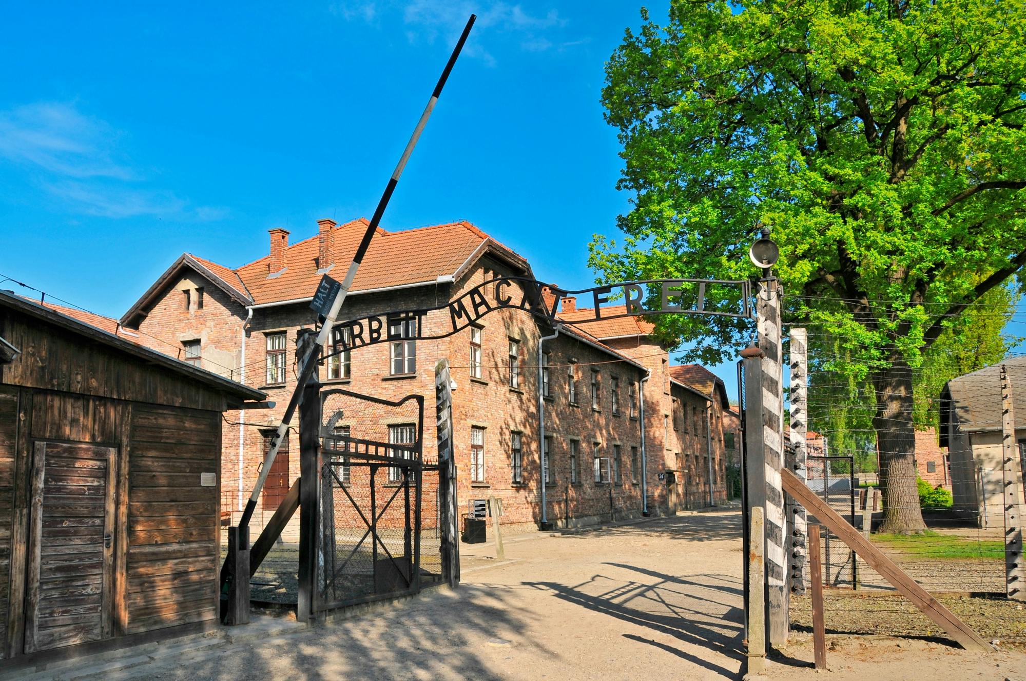Wycieczka z przewodnikiem po Muzeum Auschwitz-Birkenau oraz obiad i odbiór z Krakowa