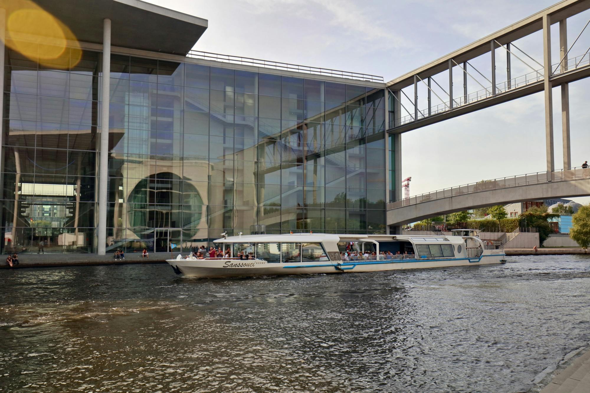 2,5-times bådrundfart i Berlin på floden Spree med audioguide
