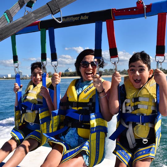 Doświadczenie potrójnego parasailingu Gold Coast