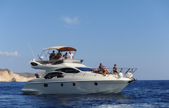 Crociera privata in yacht a motore con pasti e bevande a Santorini