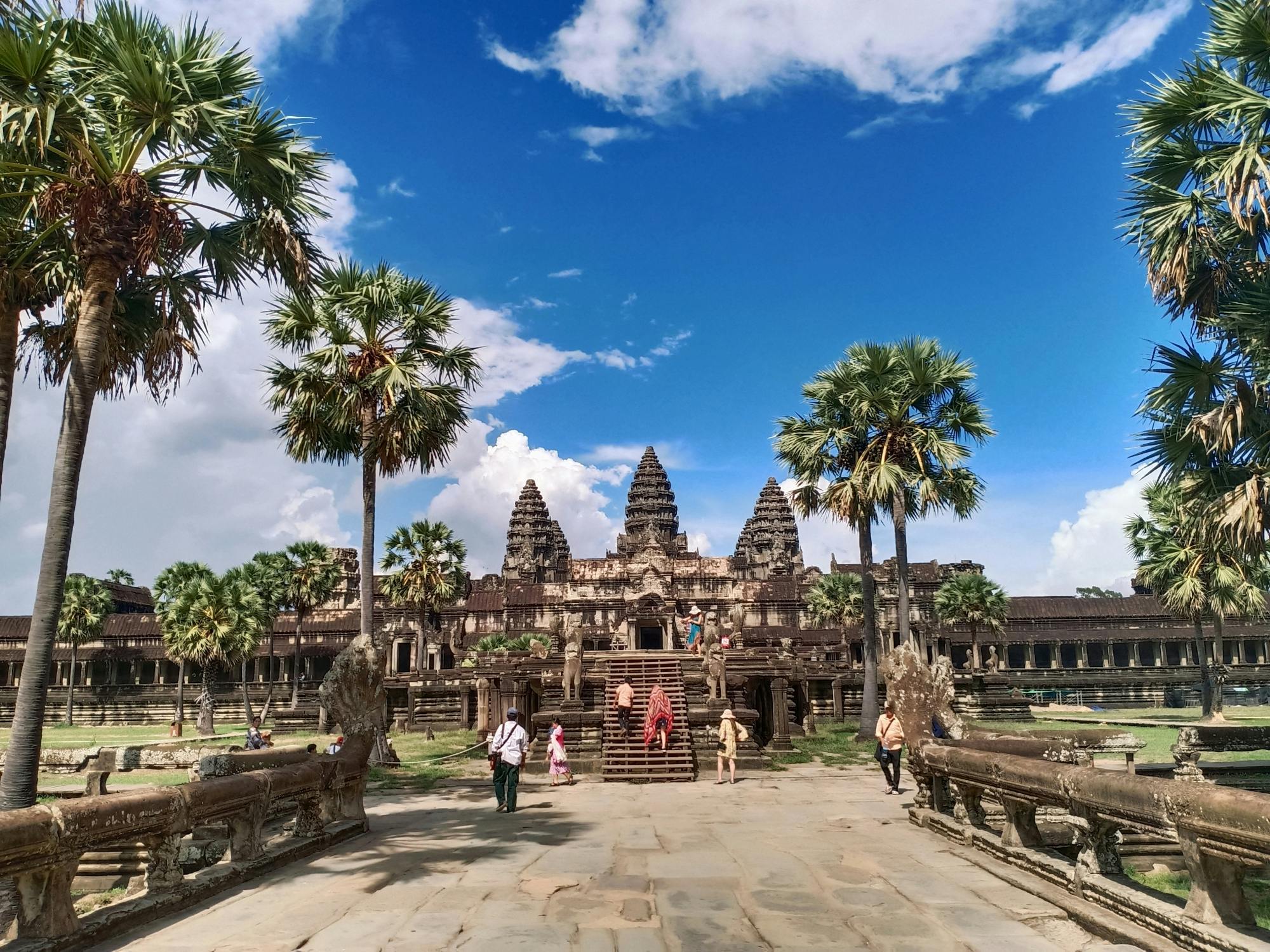 Prywatna wycieczka z przewodnikiem po świątyniach Angkor z transportem w obie strony