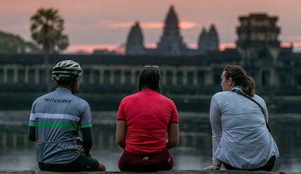 Езда на велосипеде в течение всего дня и восход солнца в Ангкор-Вате