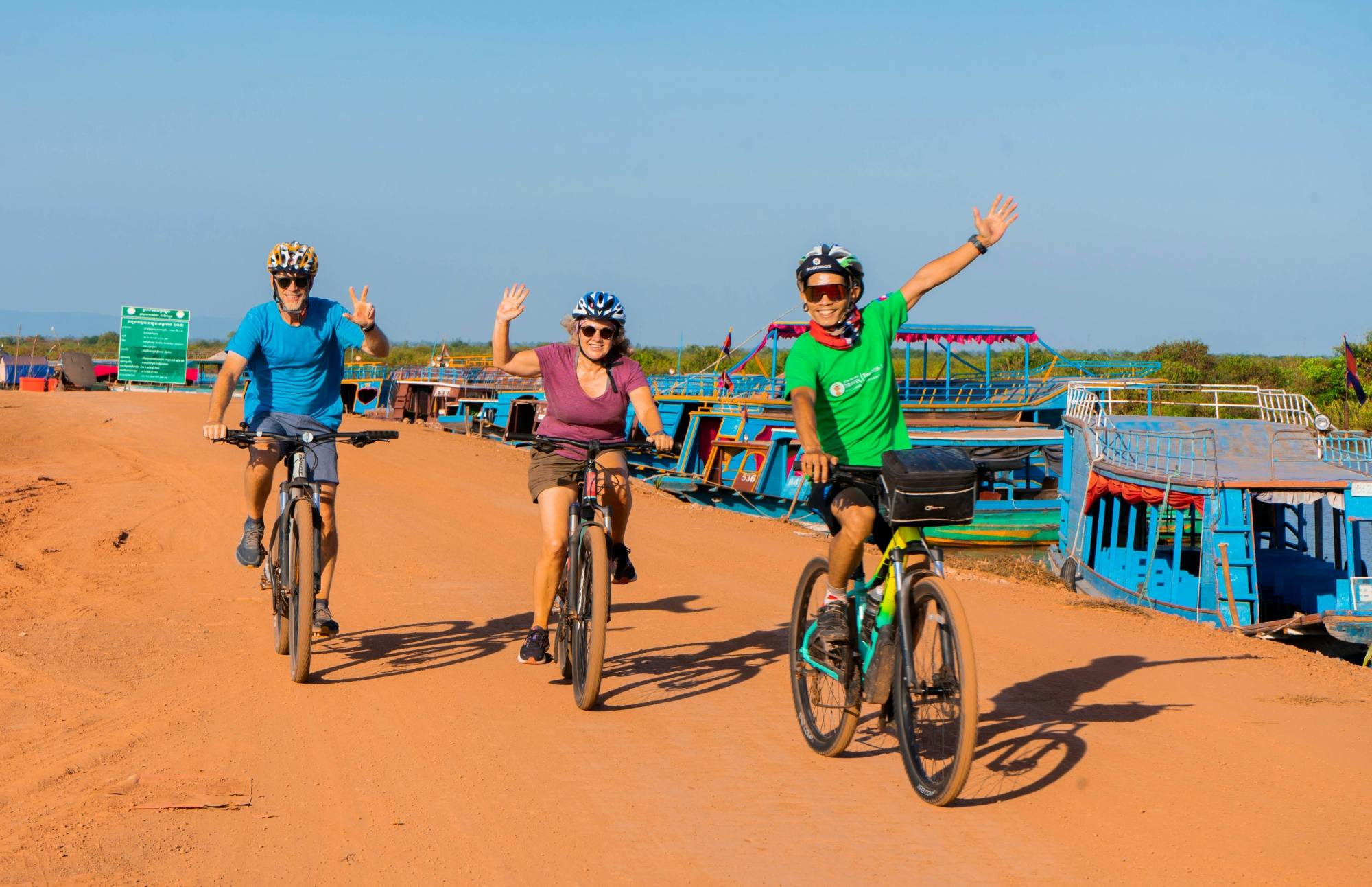 Passeio de bicicleta pela vila flutuante de Tonle Sap e cruzeiro ao pôr do sol