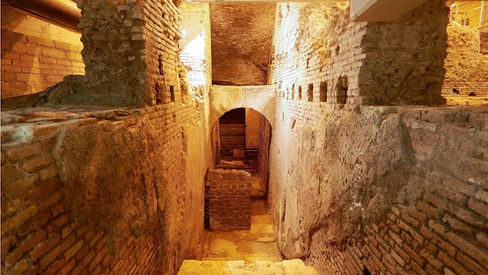 Visita guiada a pé pelo subterrâneo e pelas praças de Roma