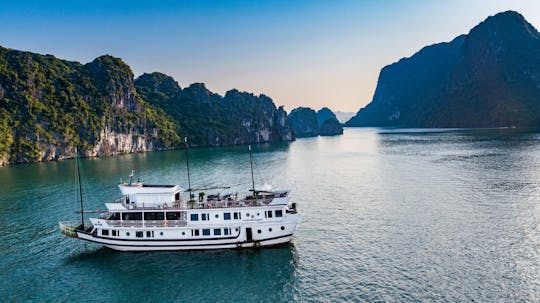 Bahía de Halong 2 días y 1 noche en crucero en barco desde Hanoi