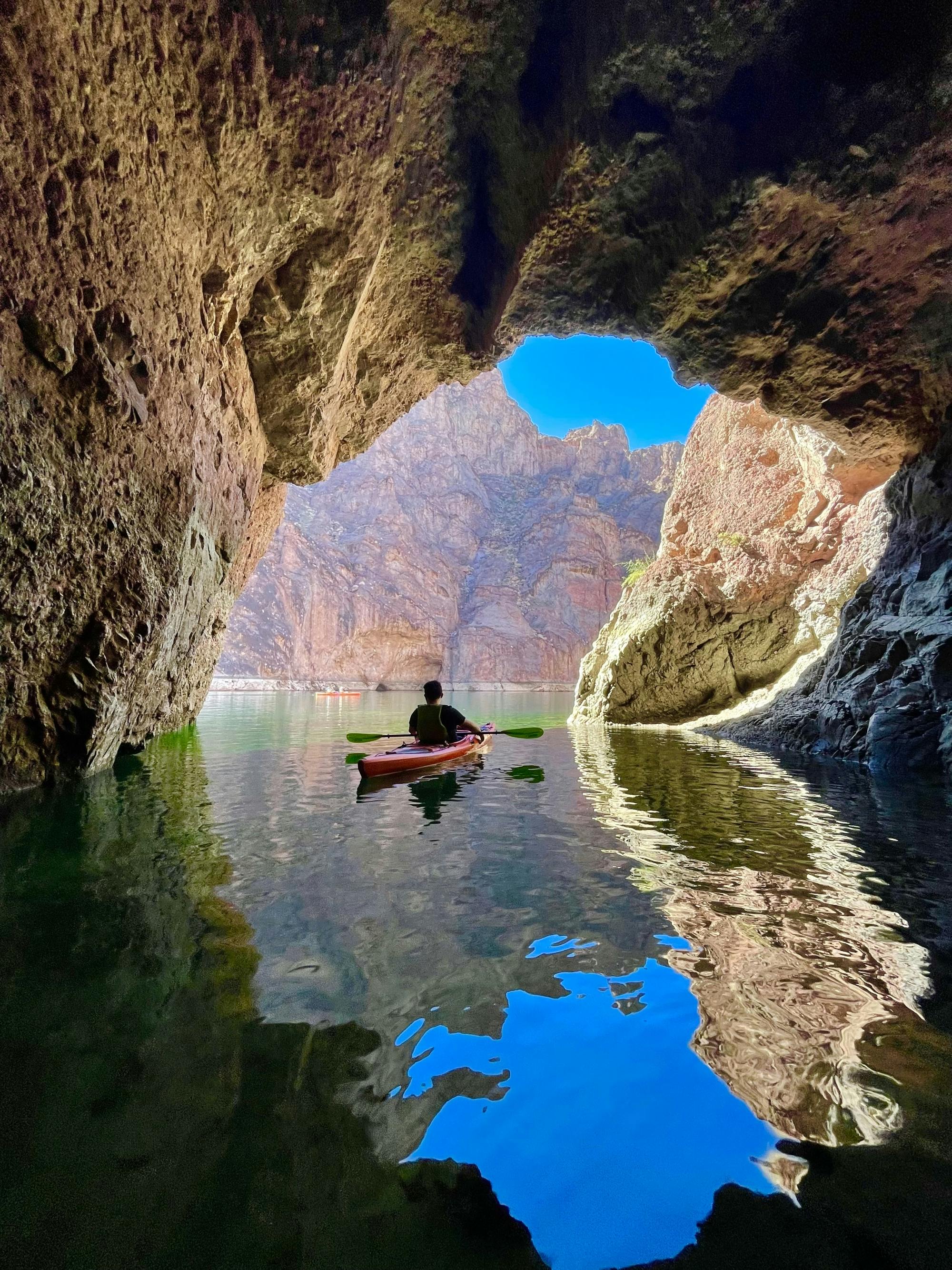 Visita guiada en kayak a la Cueva Esmeralda