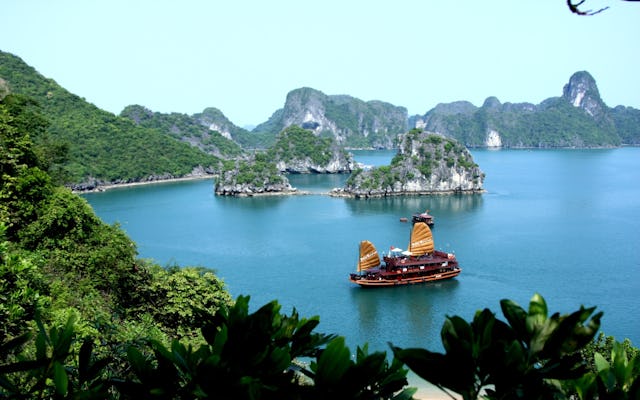 Baía de Halong 3 dias e 2 noites em cruzeiro de barco saindo de Hanói