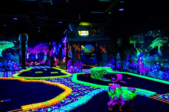 Ingressos para a experiência de minigolfe American Dream Blacklight