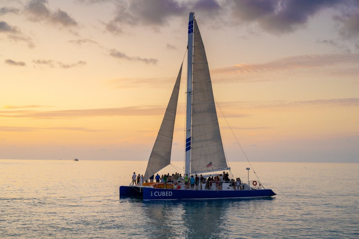 Catamaran zonsondergang zeil met champagne