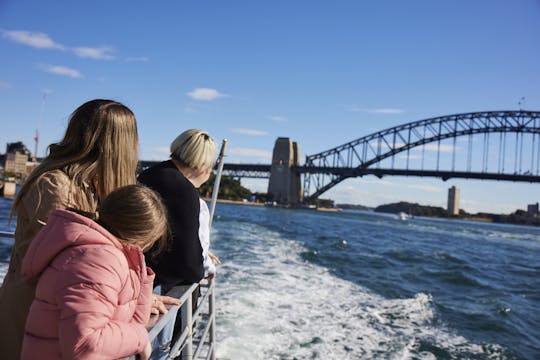 Croisière touristique dans le port de Sydney