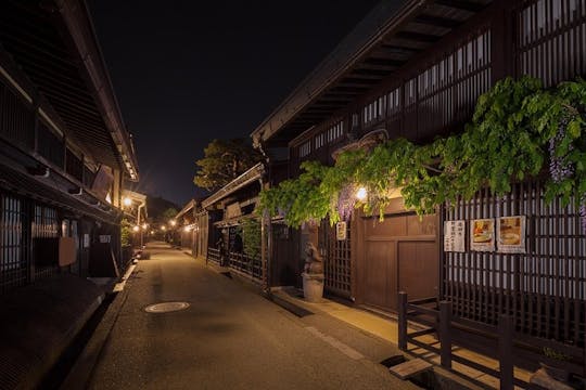 Night guided tour of Takayama