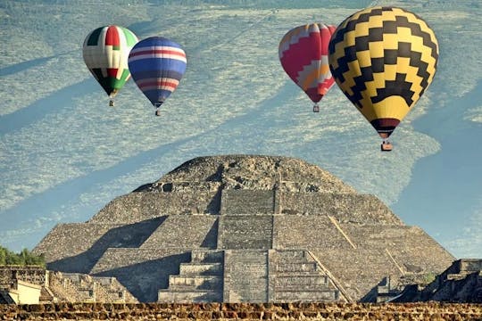 Visita privada a las pirámides de Teotihuacan y paseo en globo aerostático