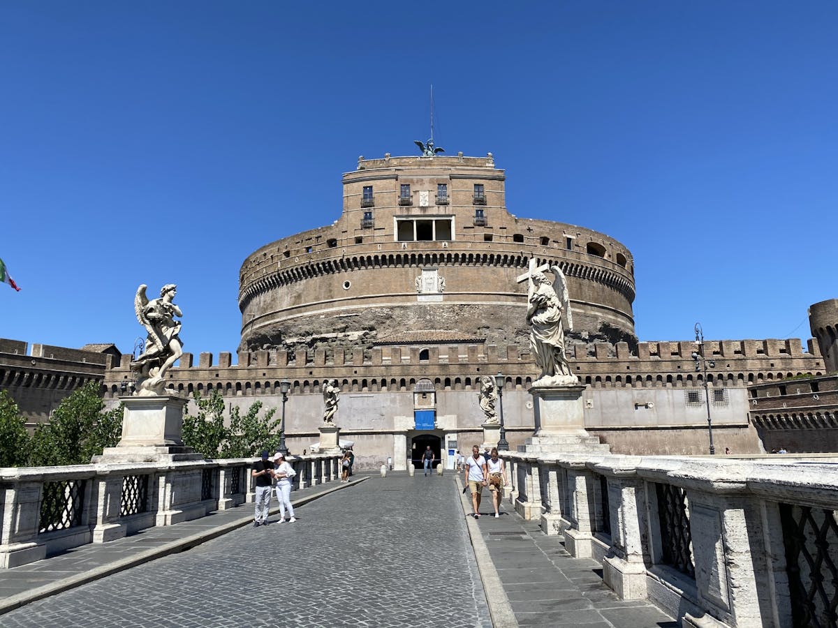 Entree Castel Sant'Angelo met panoramisch uitzicht op Rome