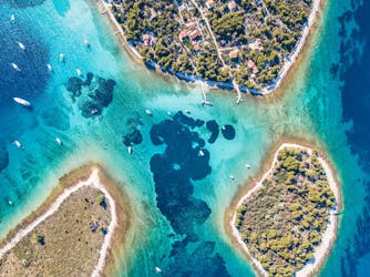 Excursão privada a Trogir, Lagoa Azul e Solta saindo de Split