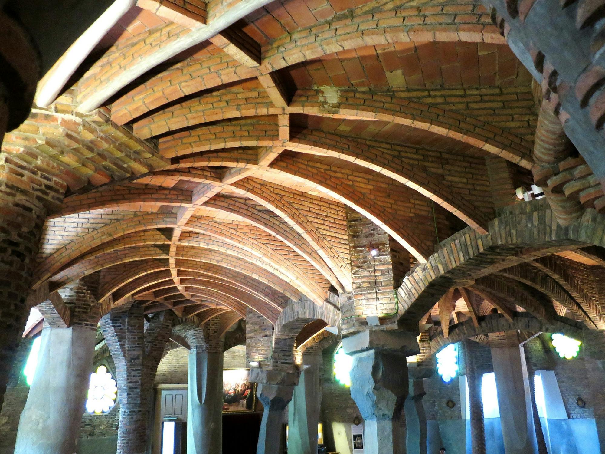 Krypta Gaudiego w Colonia Güell z przewodnikiem