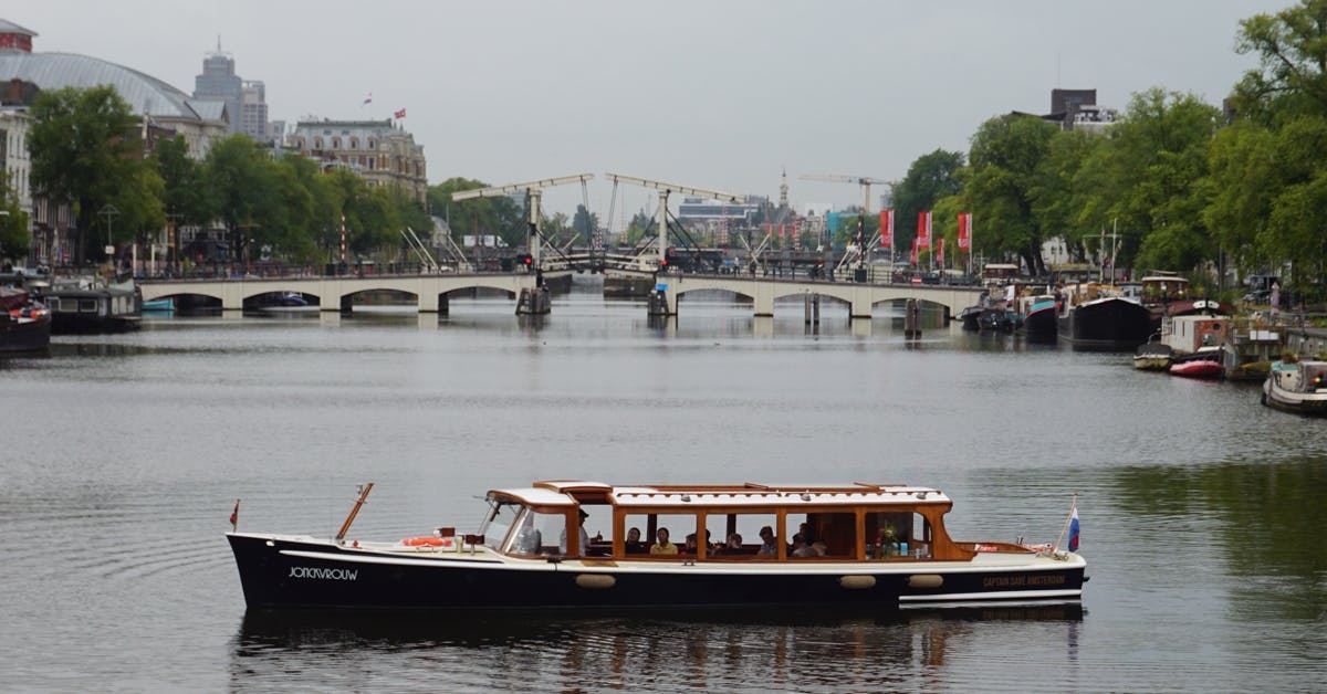 Crucero por los canales de Ámsterdam por la mañana