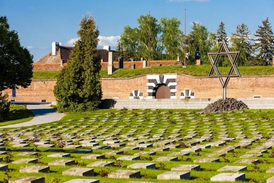 Tour del monumento di Terezín con biglietti e ritiro
