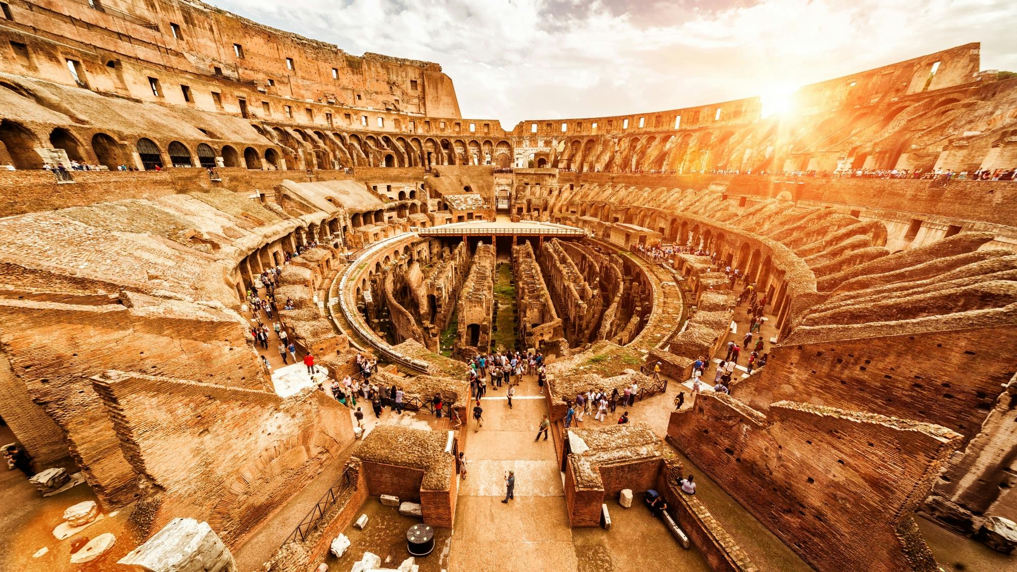 Experiencia en el Coliseo con arena y recorrido a pie por la ciudad