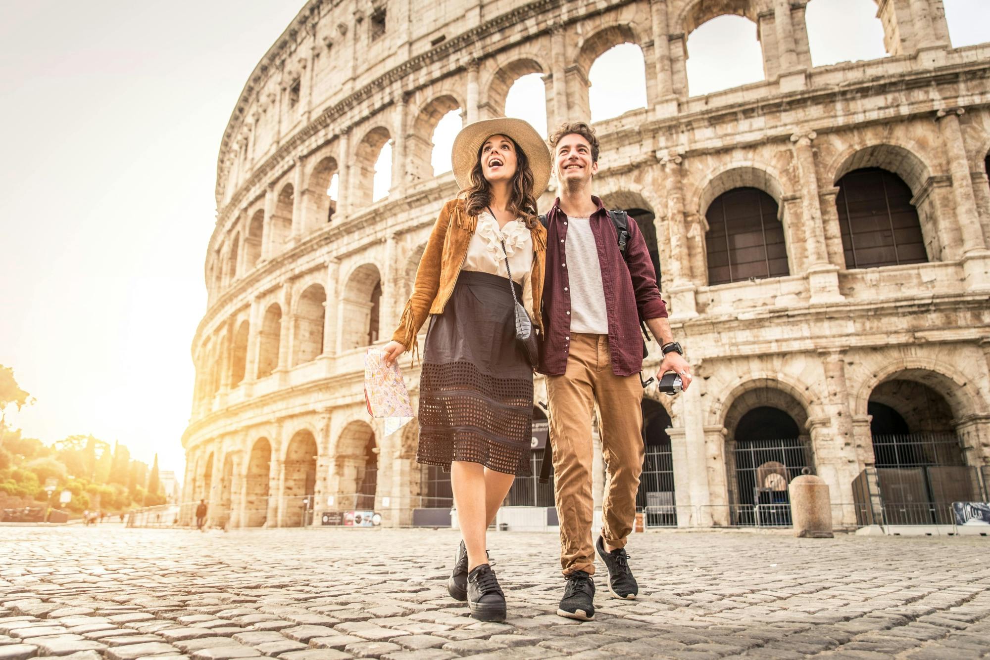 Coliseu, Fórum Romano e Experiência no Monte Palatino com passeio a pé pela cidade