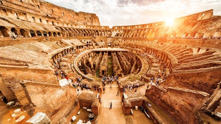 Visita guiada semiprivada pelo Coliseu e pelo Fórum Romano com acesso à arena
