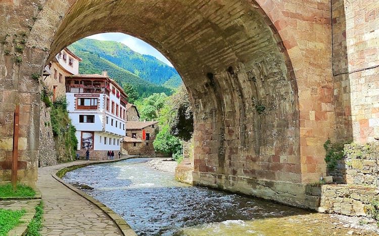 Picos and Potes guided tour from Santander