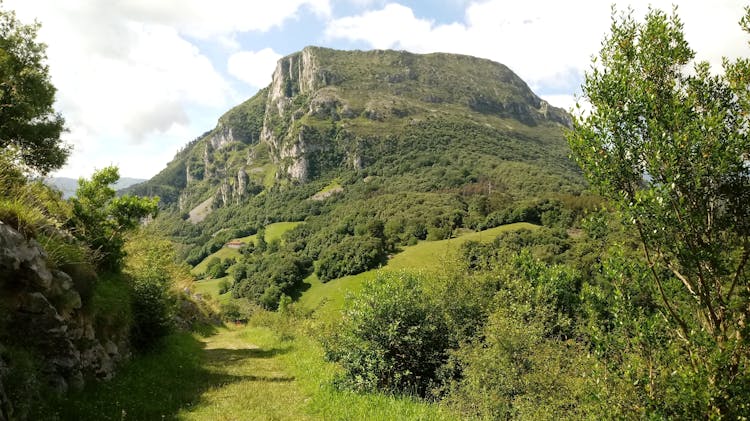 Canoening excursion and visit to the Collados del Asón region