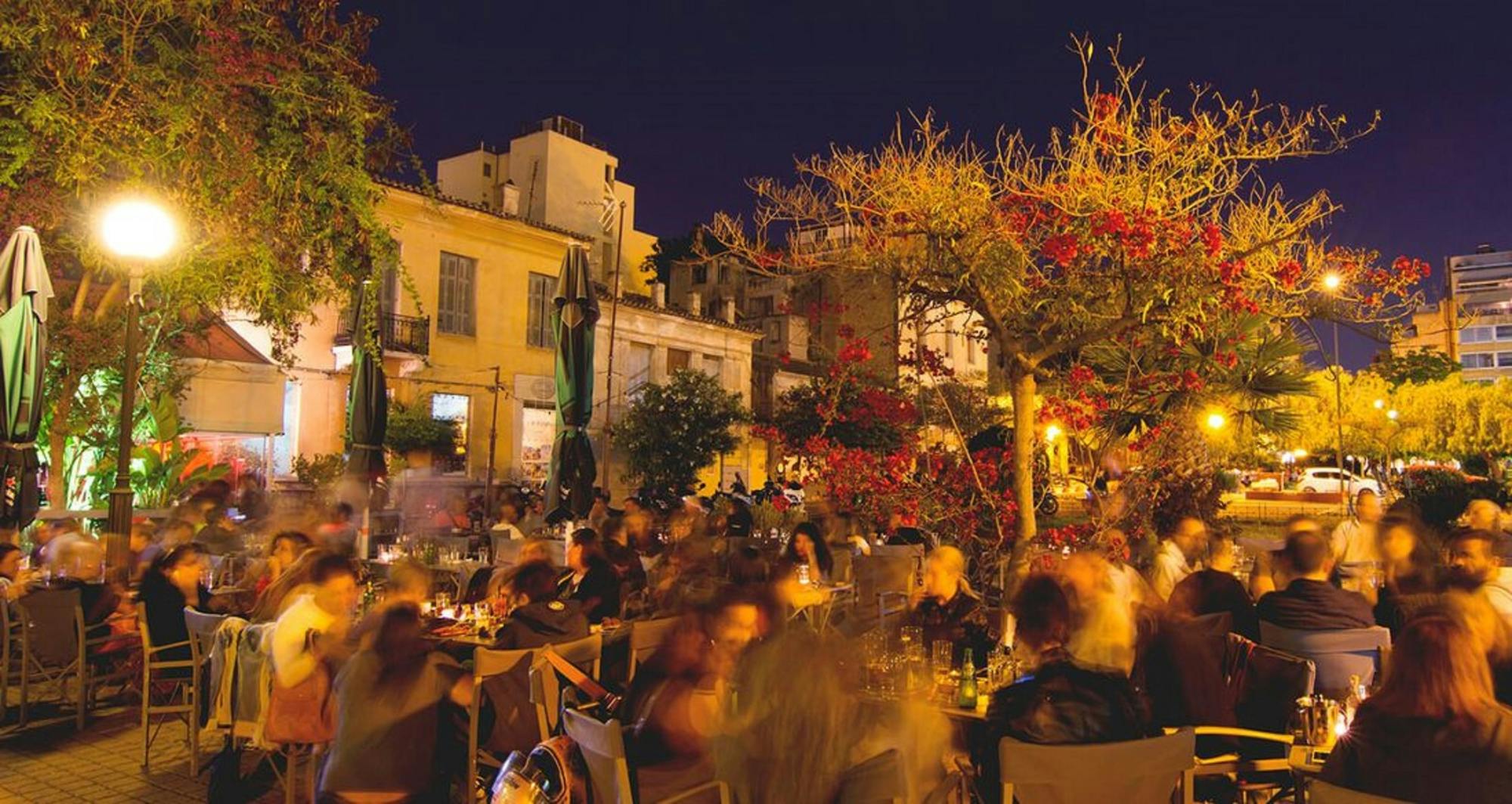 Excursão a pé guiada para pequenos grupos pela vida noturna de Atenas