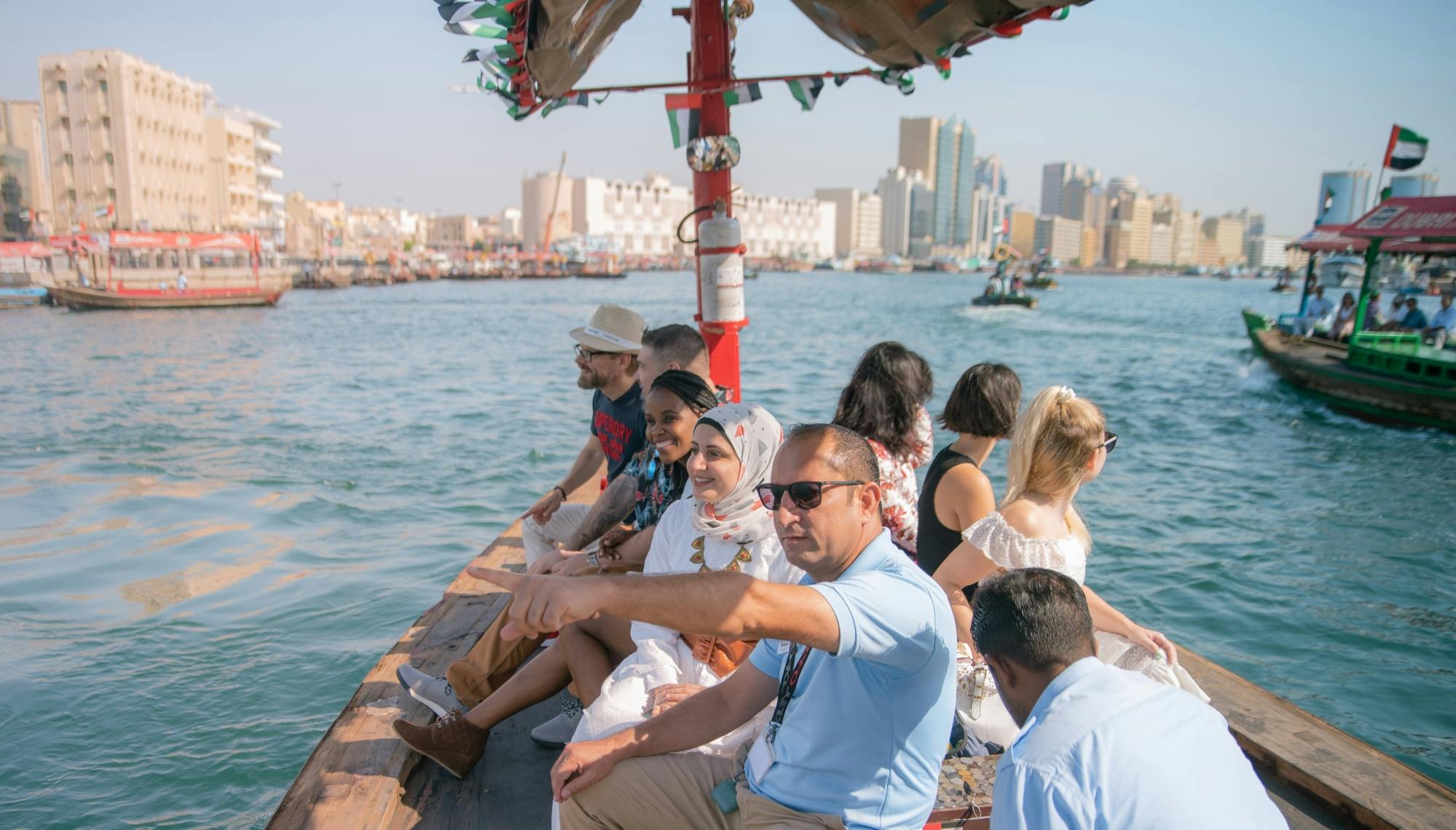 Dubain opastettu kävelykierros sisältäen paikallisia pikkupurtavia
